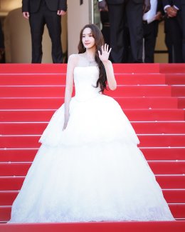YOONA (ยุนอา) เผยตัวตนอันสง่างามบนพรมแดงคานส์ในฐานะโกลบอลแบรนด์แอมบาสเดอร์ของ Qeelin (คีลิน) พิสูจน์ฉายา "Global Queen" ด้วยภาพลักษณ์ที่โดดเด่นในลุคสีขาวบริสุทธิ์